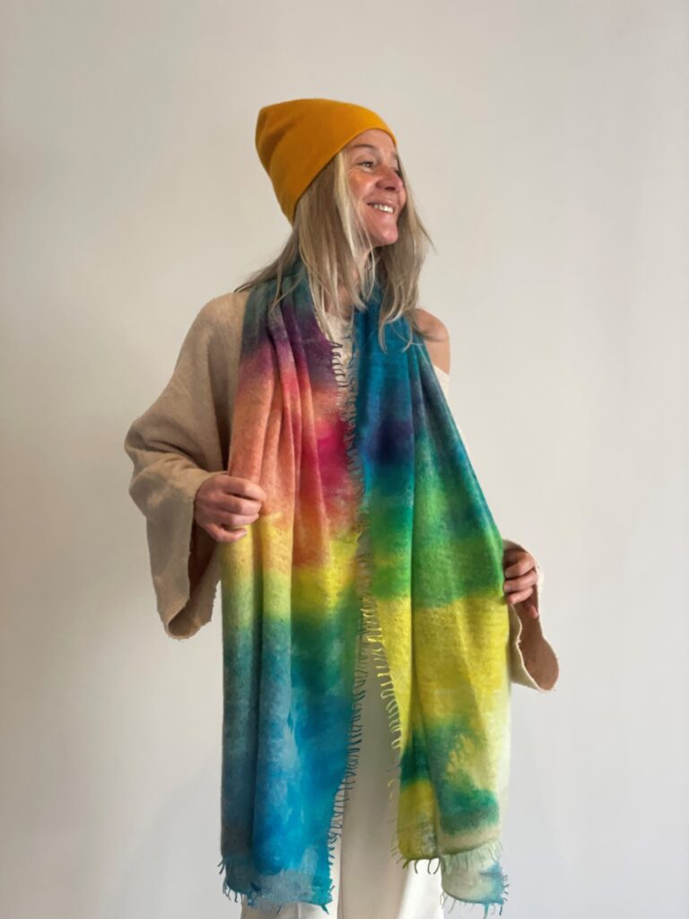 Echarpe arc en ciel et bonnet jaune en cachemire