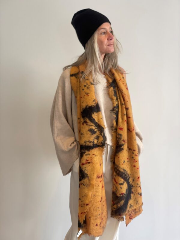Echarpe jaune et noir portée avec le bonnet noir